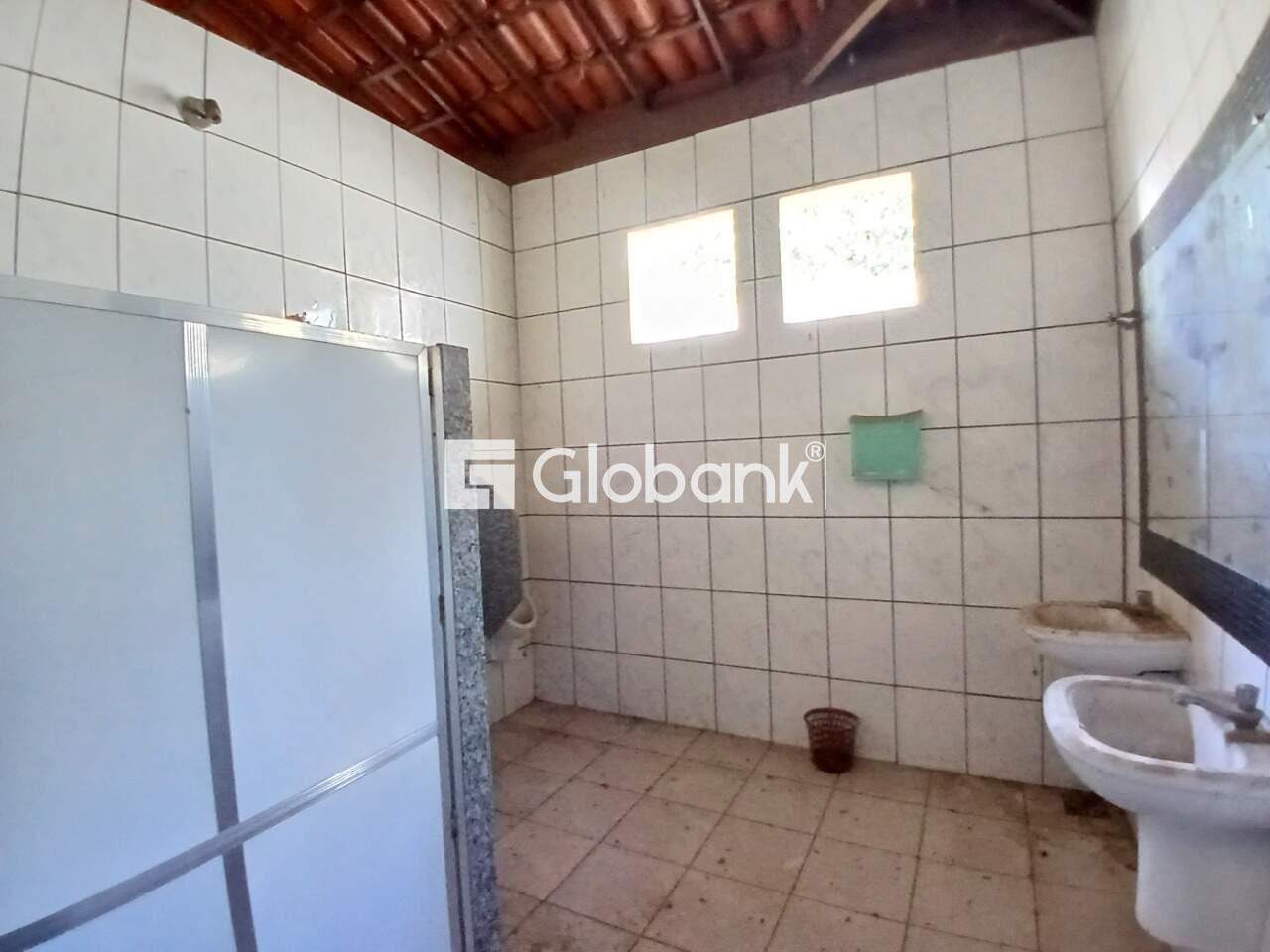 Casa comercial para aluguel Alice Maia 350m² Montes Claros MG: Banheiro masculino