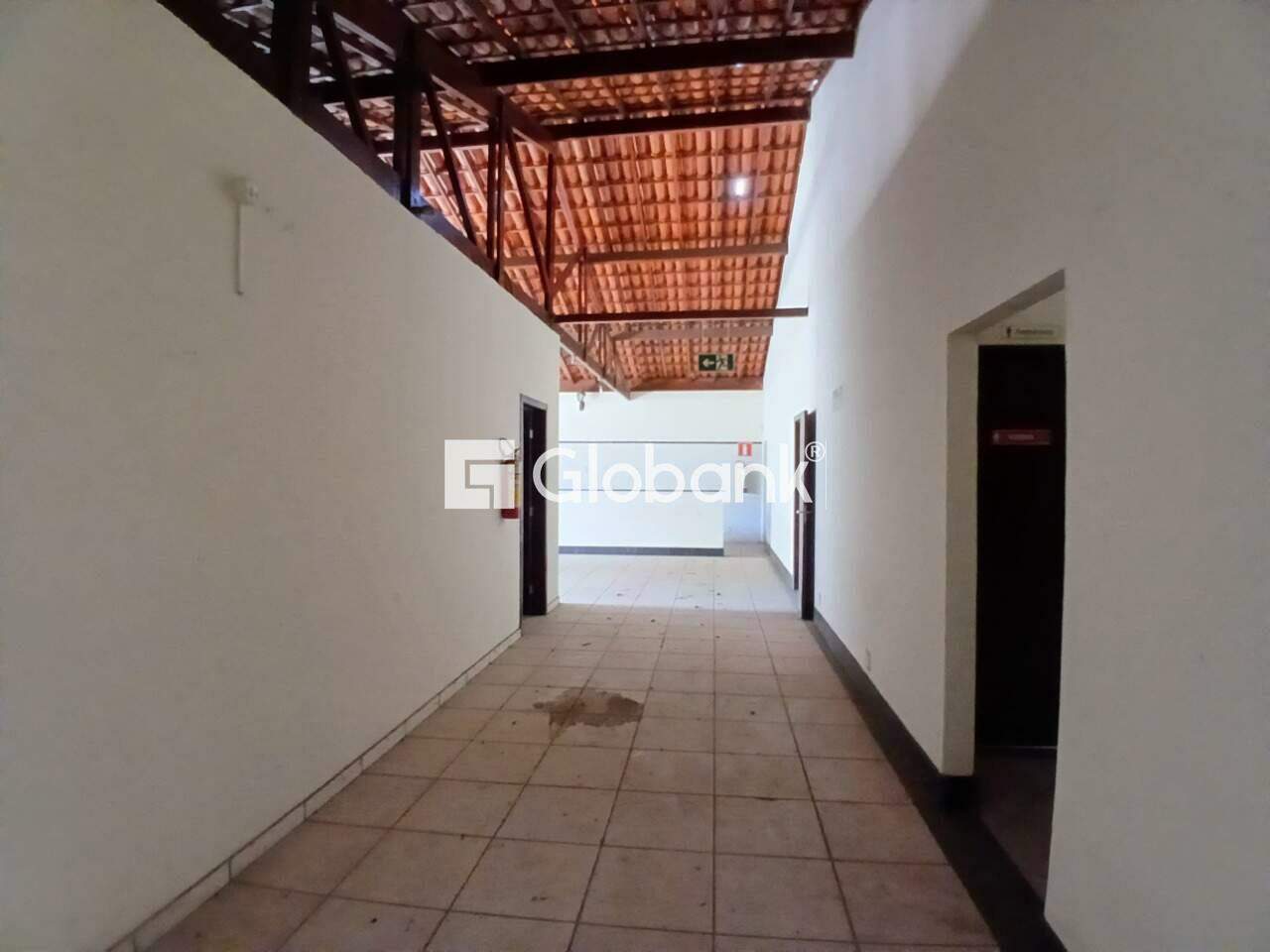 Casa comercial para aluguel Alice Maia 350m² Montes Claros MG: Corredor entre salas e banheiros