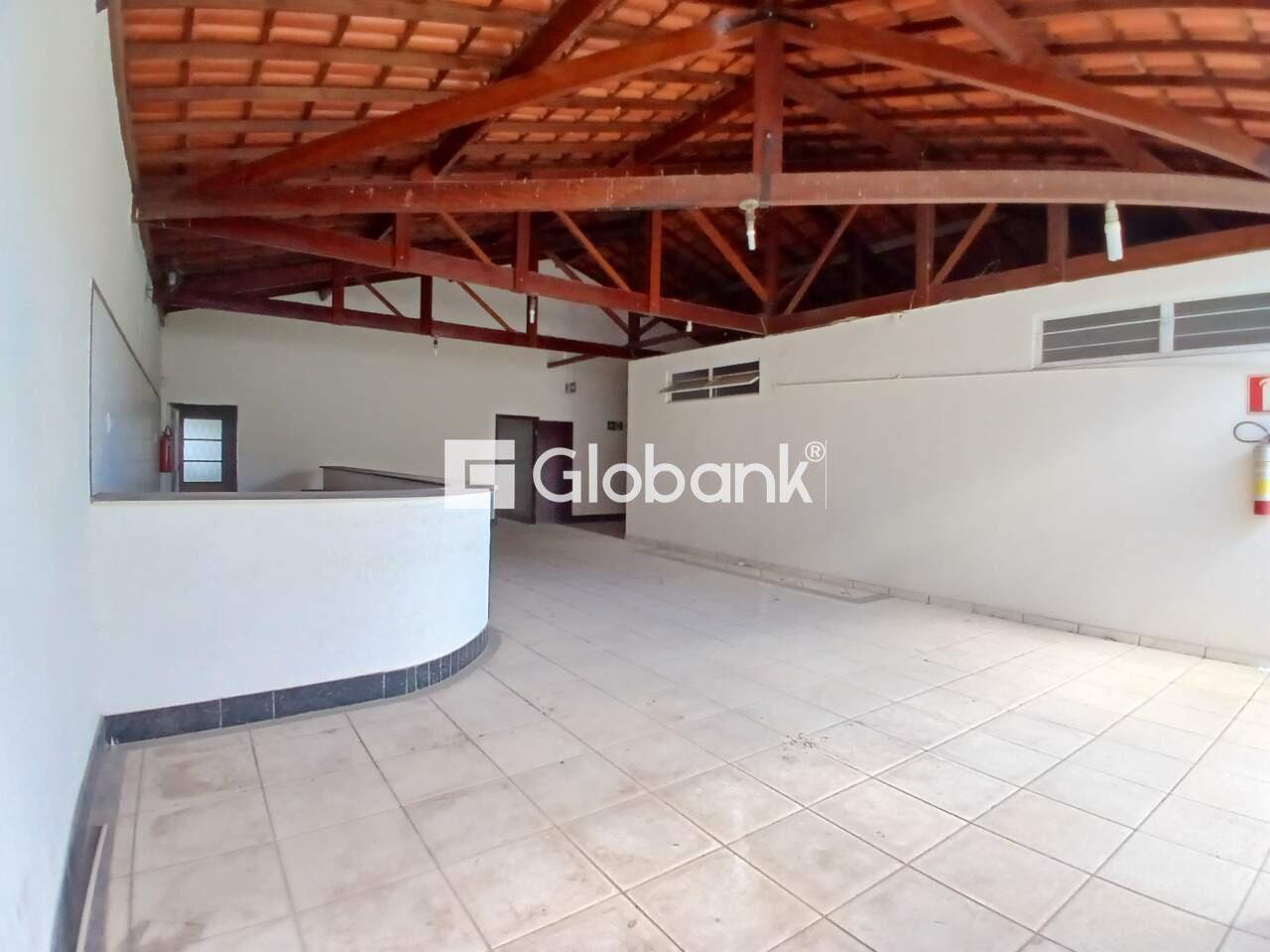 Casa comercial para aluguel Alice Maia 350m² Montes Claros MG: Galp o externo aberto