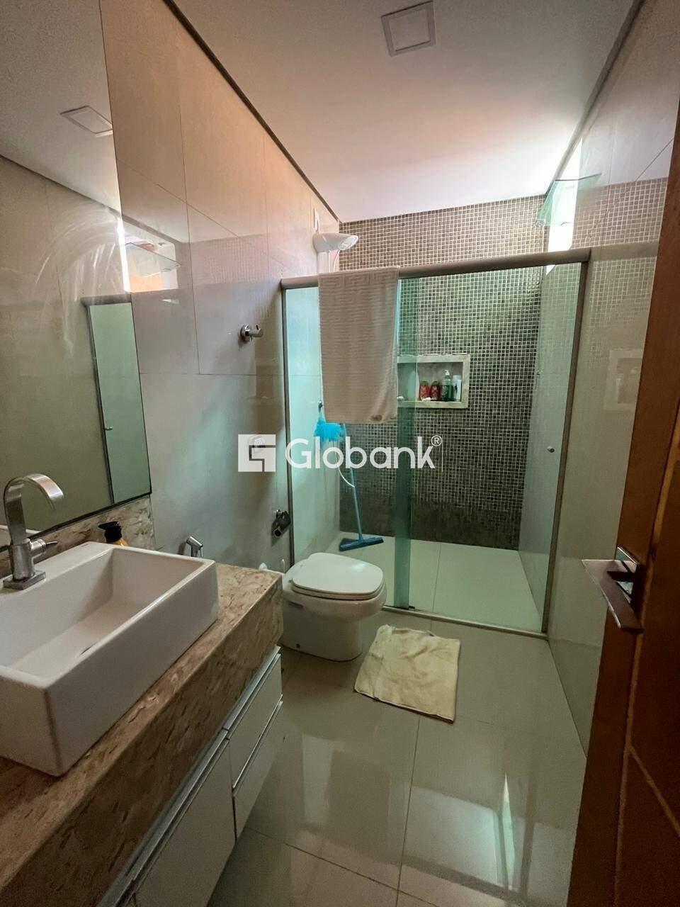Casa 9 quartos à venda Barcelona Park 450m² Montes Claros MG: APARTAMENO 01-BANHEIRO SOCIAL