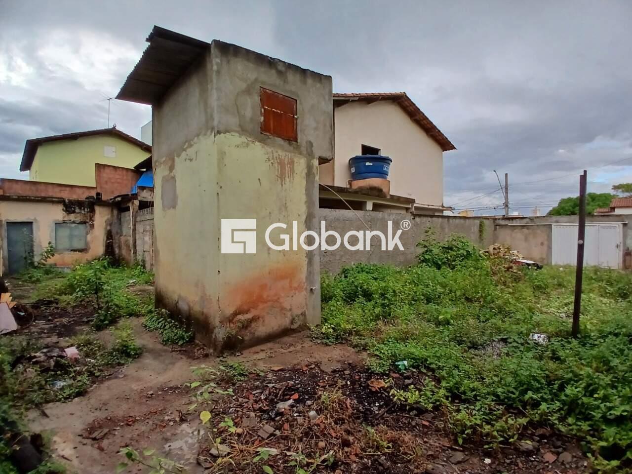 Terreno para aluguel Vila Brasília 180m² Montes Claros MG: Interior fundos