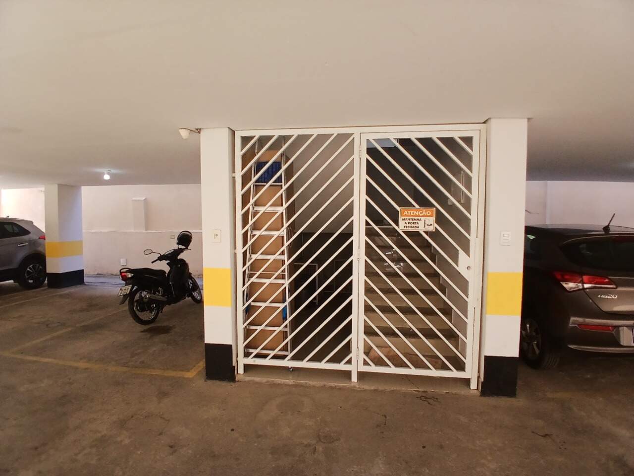 Apartamento 3 quartos para aluguel São José 98m² Montes Claros MG: Escada