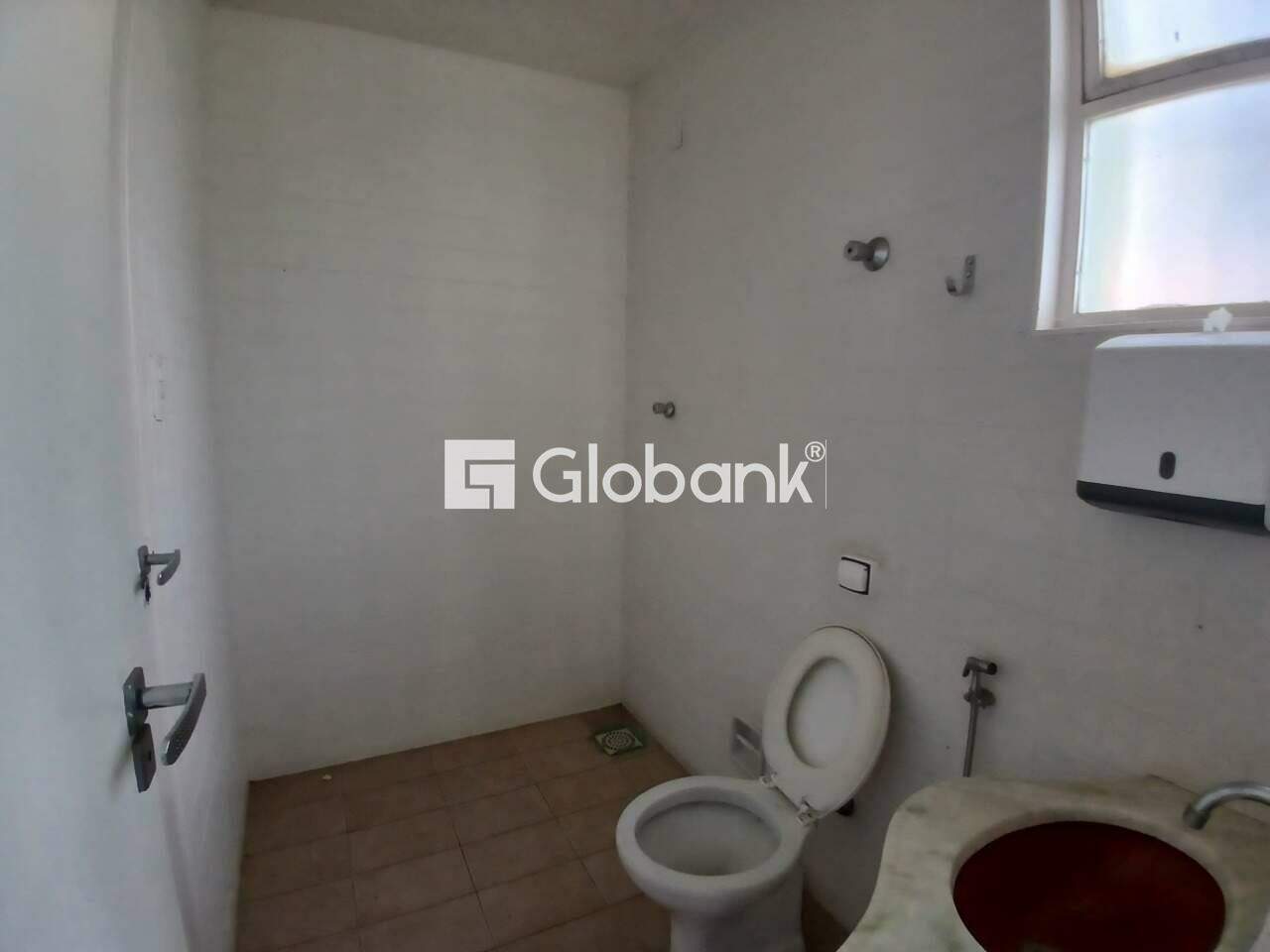 Casa comercial para aluguel Melo 152m² Montes Claros MG: Banheiro 4
