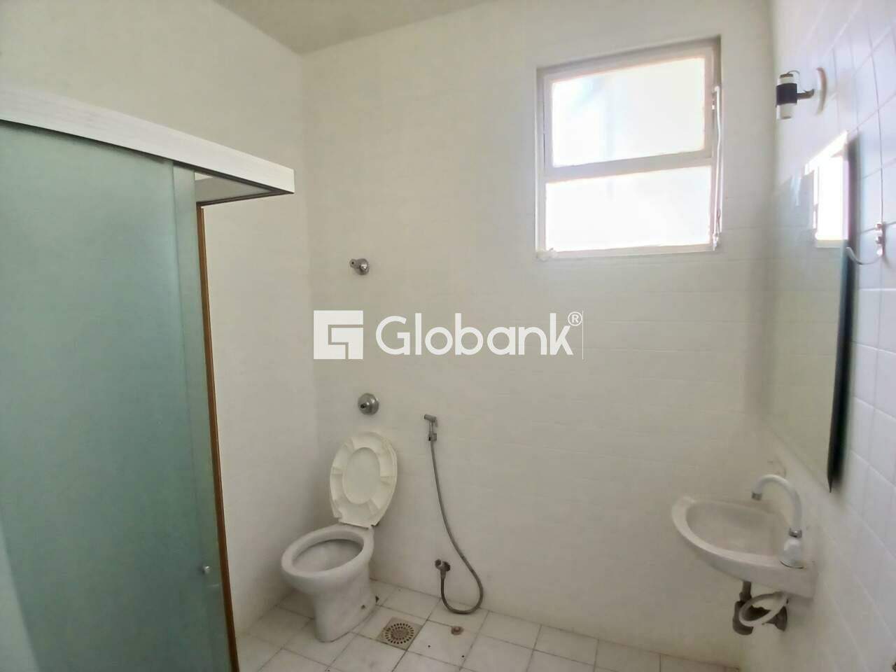 Casa comercial para aluguel Melo 152m² Montes Claros MG: Banheiro social primeiro piso