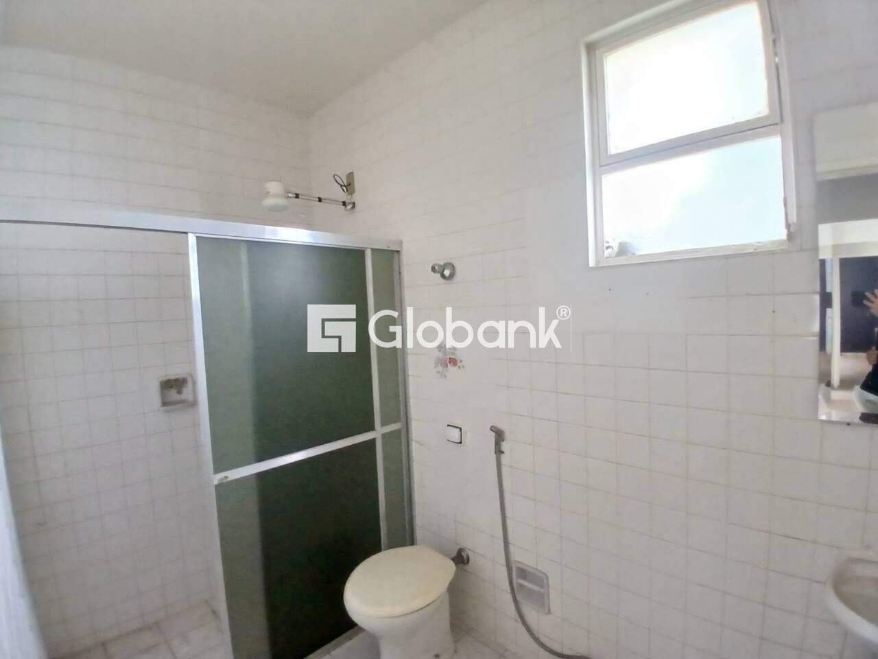 Casa comercial para aluguel Melo 152m² Montes Claros MG: Banheiro