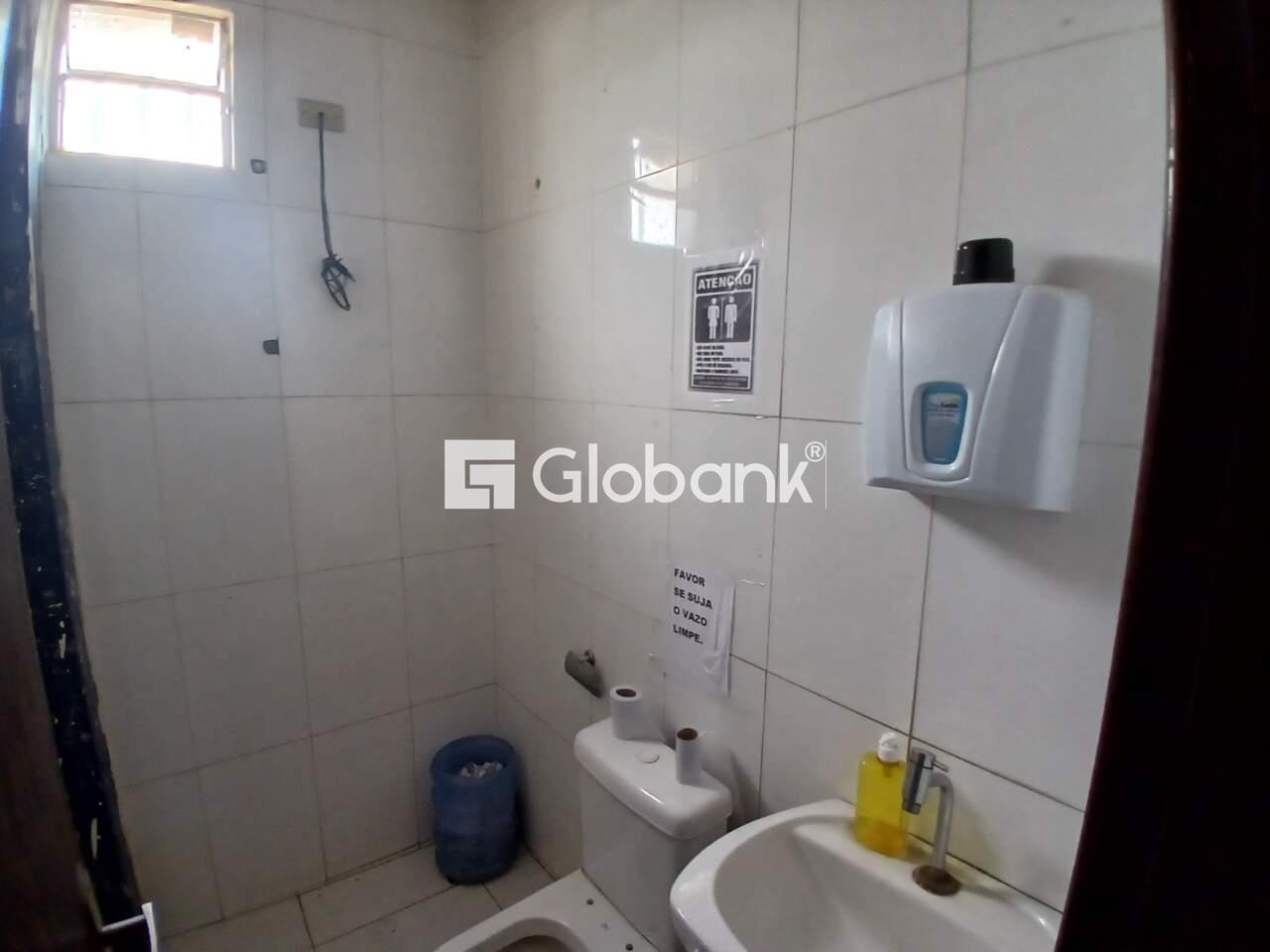 Galpão para aluguel Alto São João 531m² Montes Claros MG: Banheiro