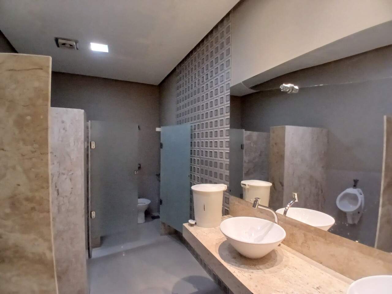 Galpão à venda Guarujá 430m² Montes Claros MG: Banheiro