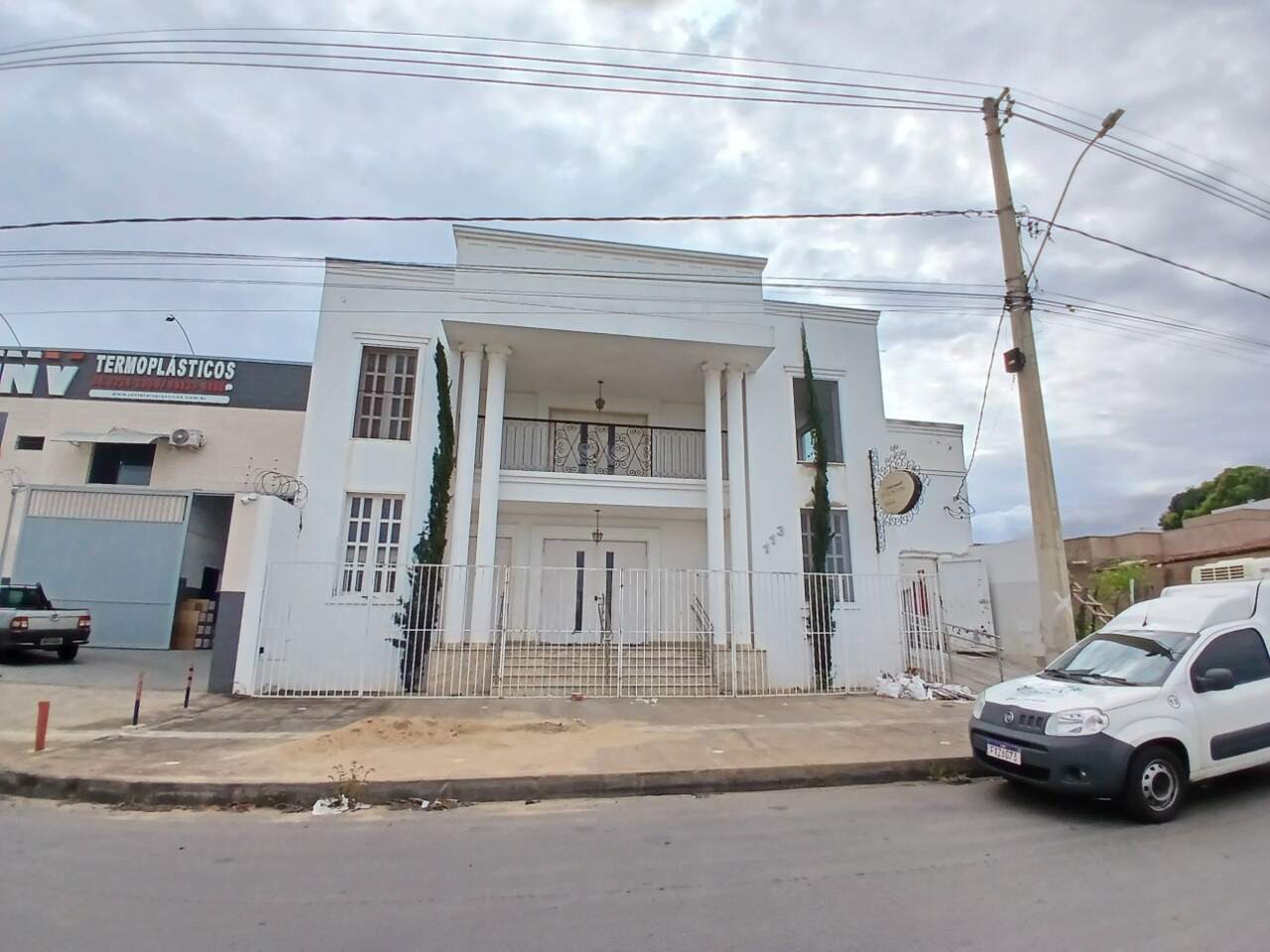 Galpão à venda Guarujá 430m² Montes Claros MG: Fachada