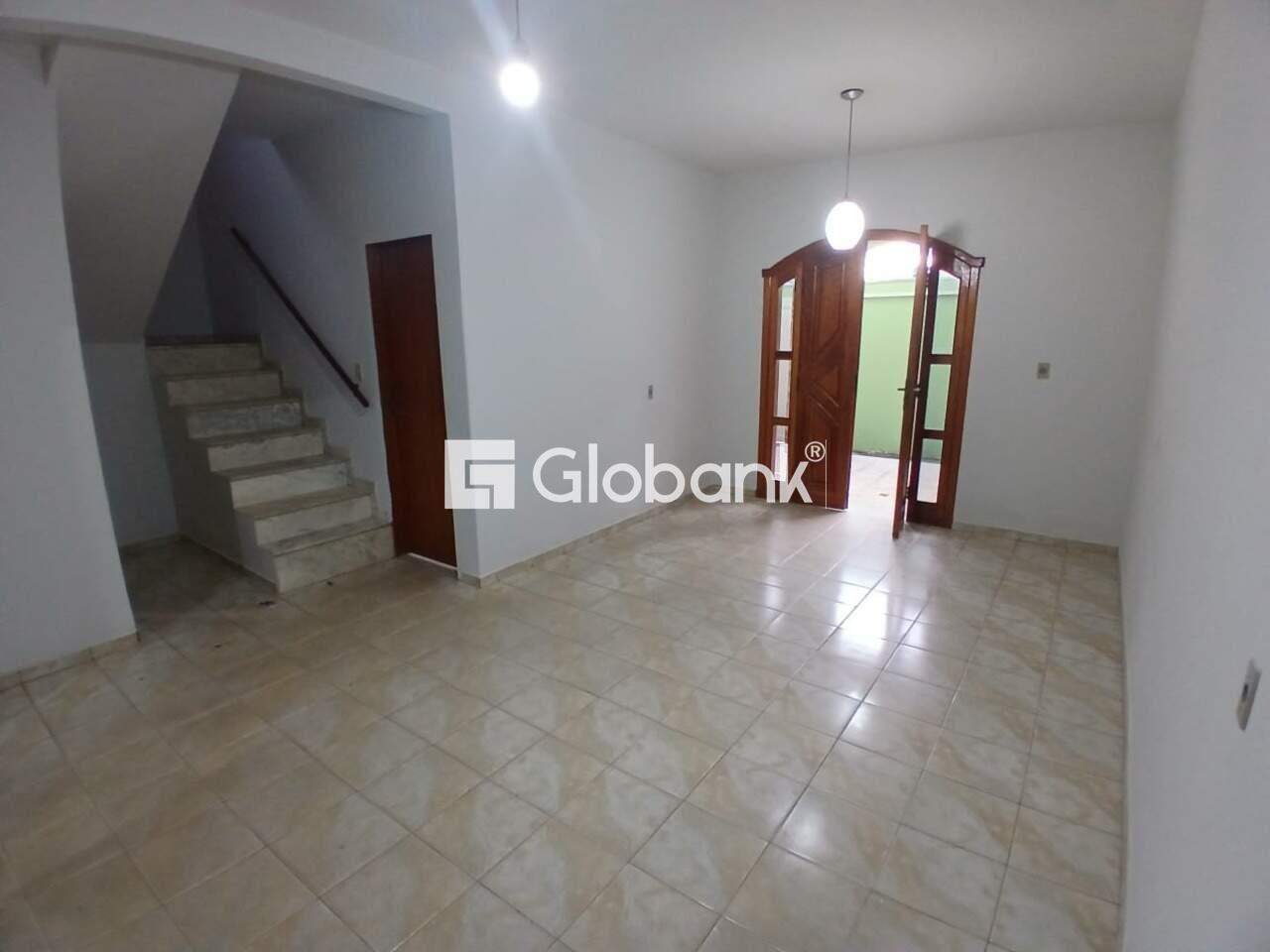 Sobrado 4 quartos à venda Santo Antônio 200m² Montes Claros MG: Sala de Estar