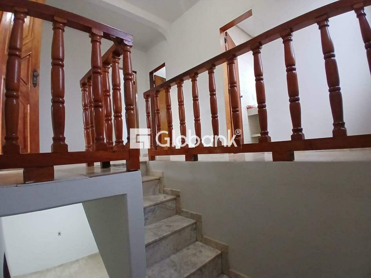 Sobrado 4 quartos à venda Santo Antônio 200m² Montes Claros MG: Escada