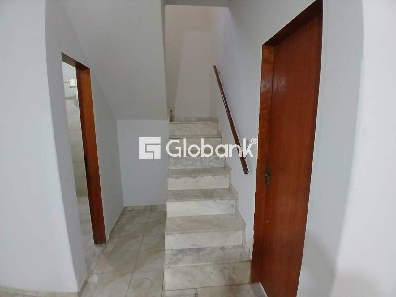 Sobrado 4 quartos à venda Santo Antônio 200m² Montes Claros MG: Escada
