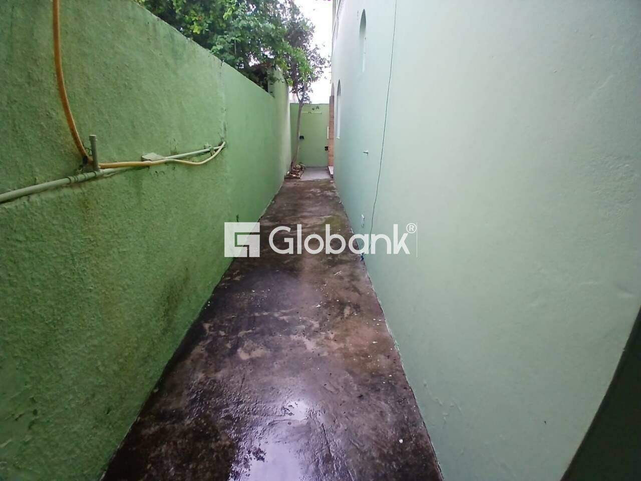 Sobrado 4 quartos à venda Santo Antônio 200m² Montes Claros MG: Corredor lateral
