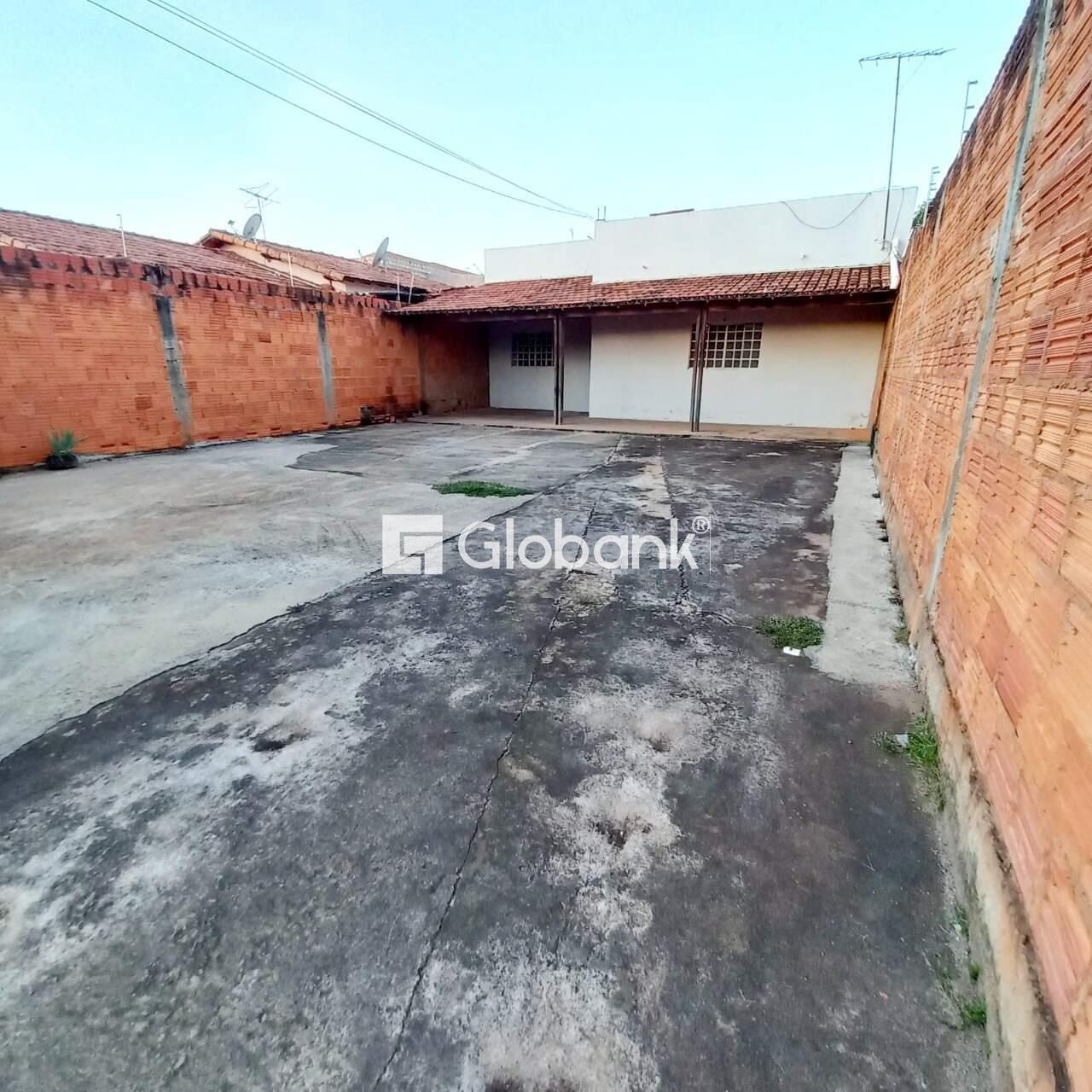 Casa 2 quartos para aluguel Planalto 65m² Montes Claros MG: Quintal