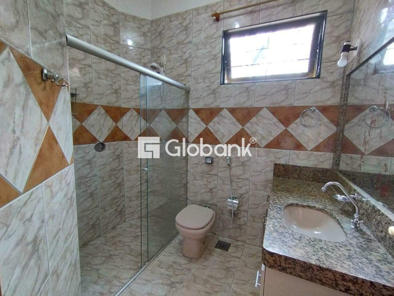 Casa 4 quartos à venda Morada do Sol 250m² Montes Claros MG: Banheiro