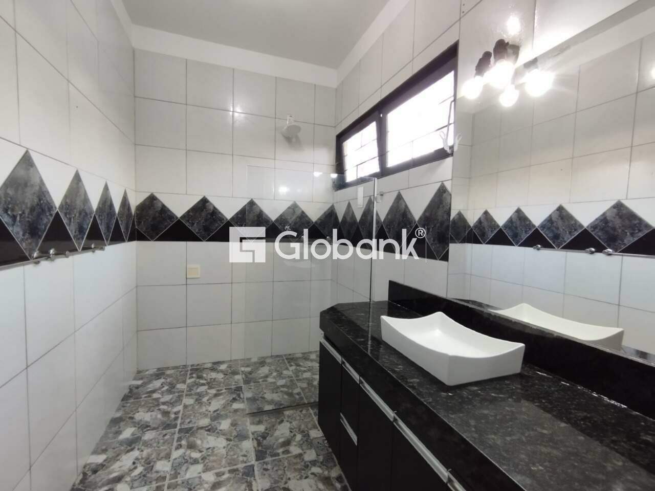 Casa 4 quartos à venda Morada do Sol 250m² Montes Claros MG: Banheiro