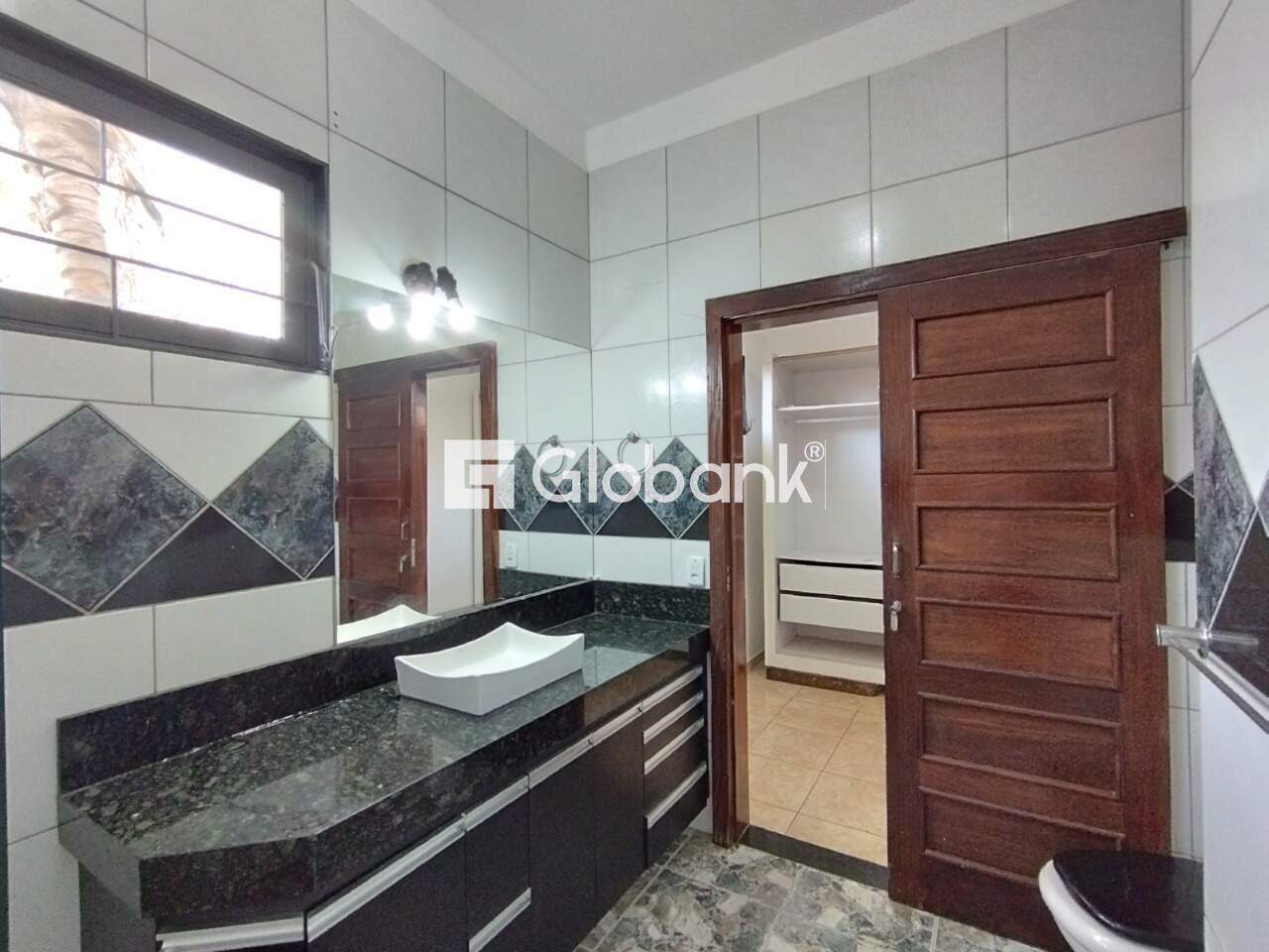 Casa 4 quartos à venda Morada do Sol 250m² Montes Claros MG: Banheiro