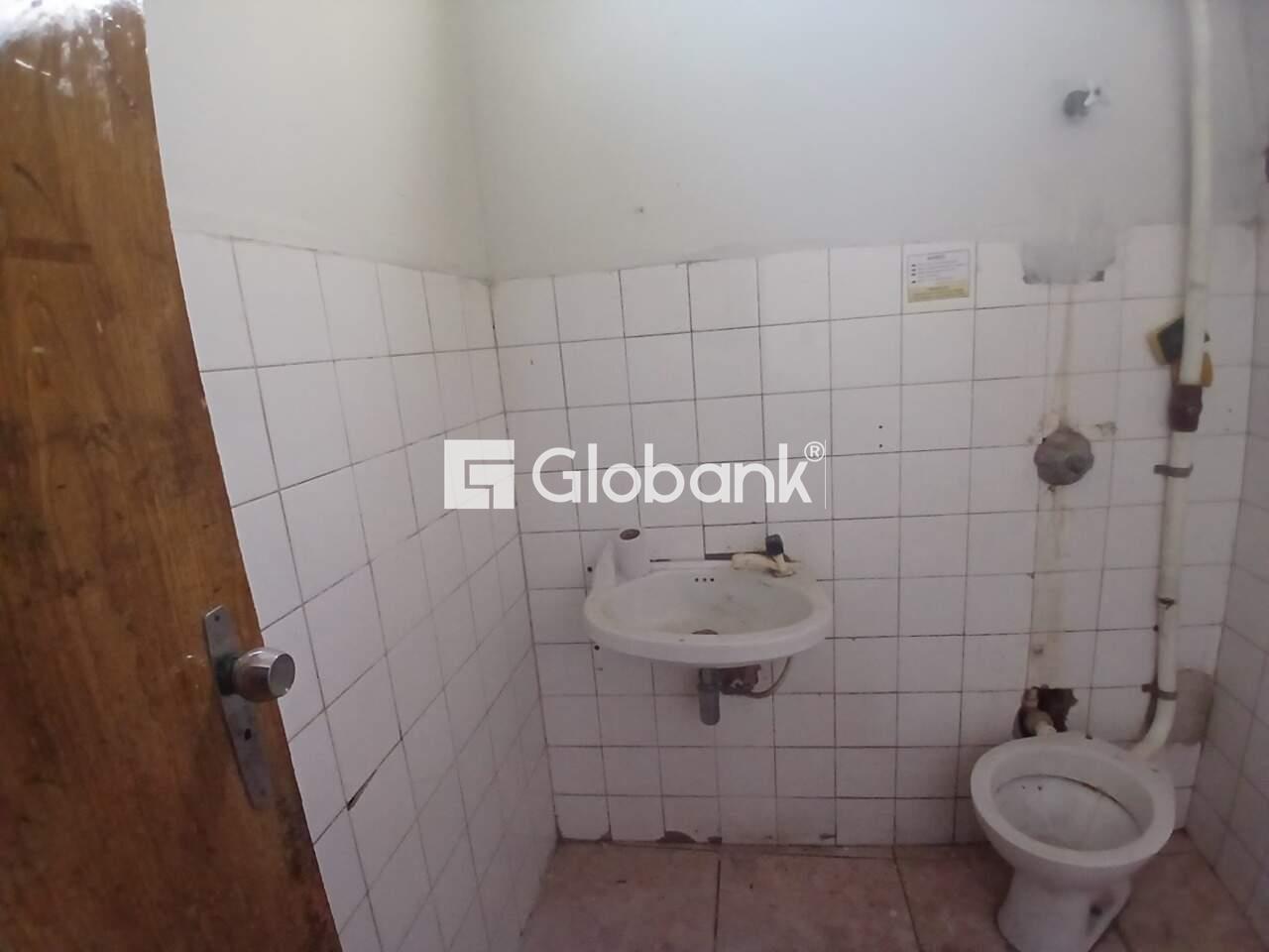 Ponto comercial para aluguel Centro 140m² Montes Claros MG: Banheiro