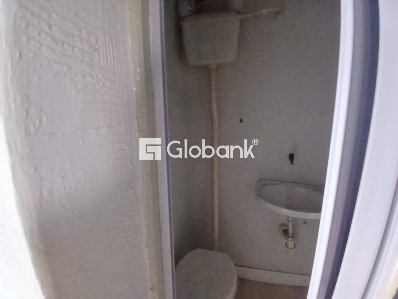 Ponto comercial para aluguel Centro 76m² Montes Claros MG: Banheiro