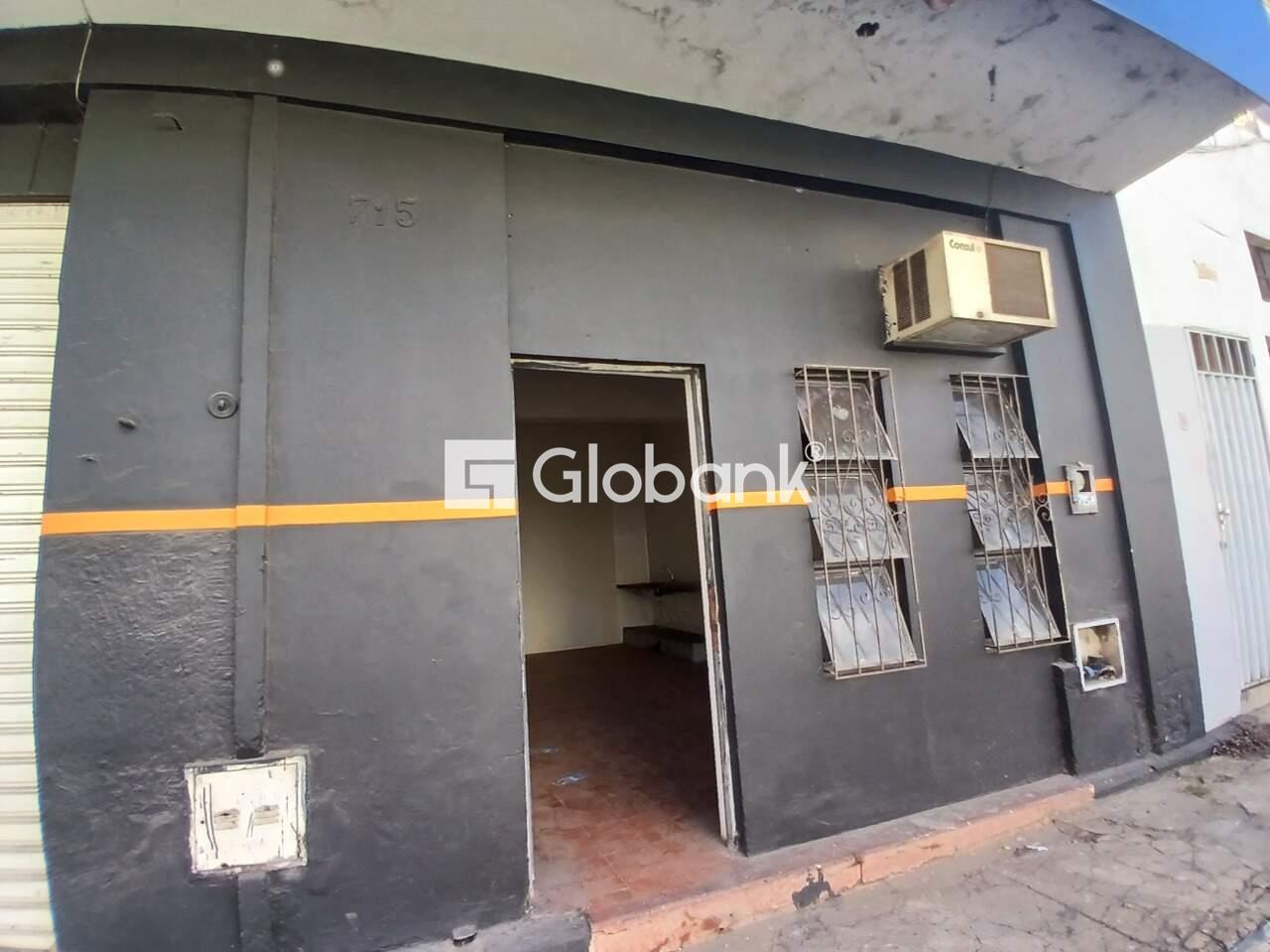 Ponto comercial para aluguel Centro 76m² Montes Claros MG: Fachada lateral
