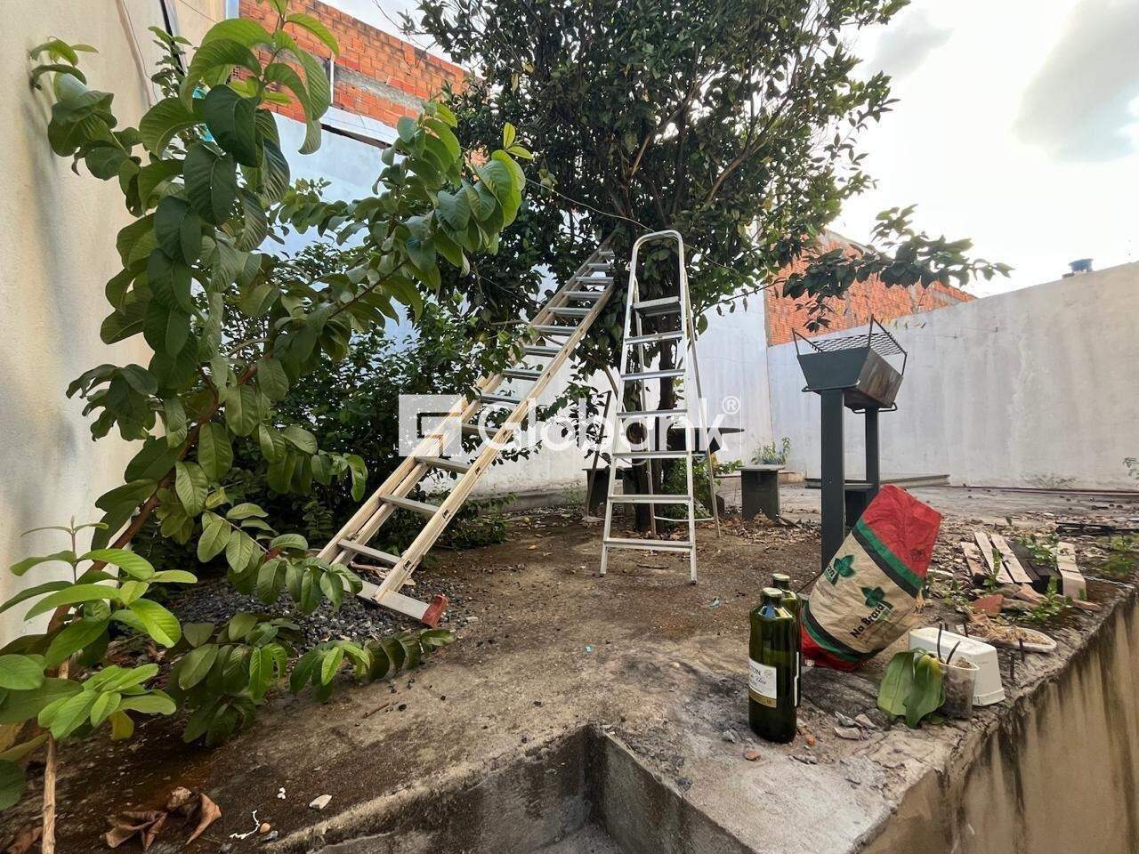 Casa 4 quartos à venda João Botelho 180m² Montes Claros MG: QUINTAL