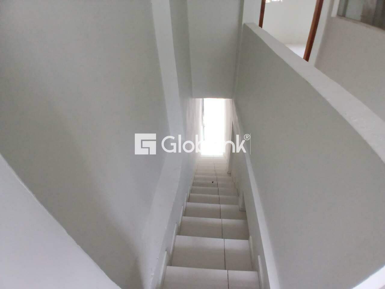 Sala comercial para aluguel Centro 65m² Montes Claros MG: Escadas