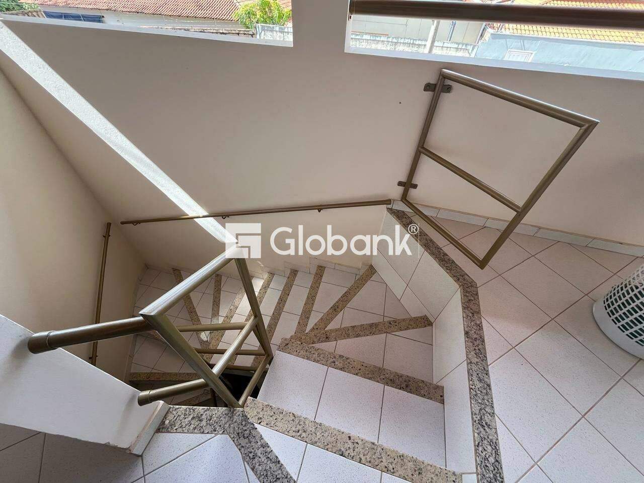 Sobrado 3 quartos à venda Vila Mauricéia 180m² Montes Claros MG: ESCADAS
