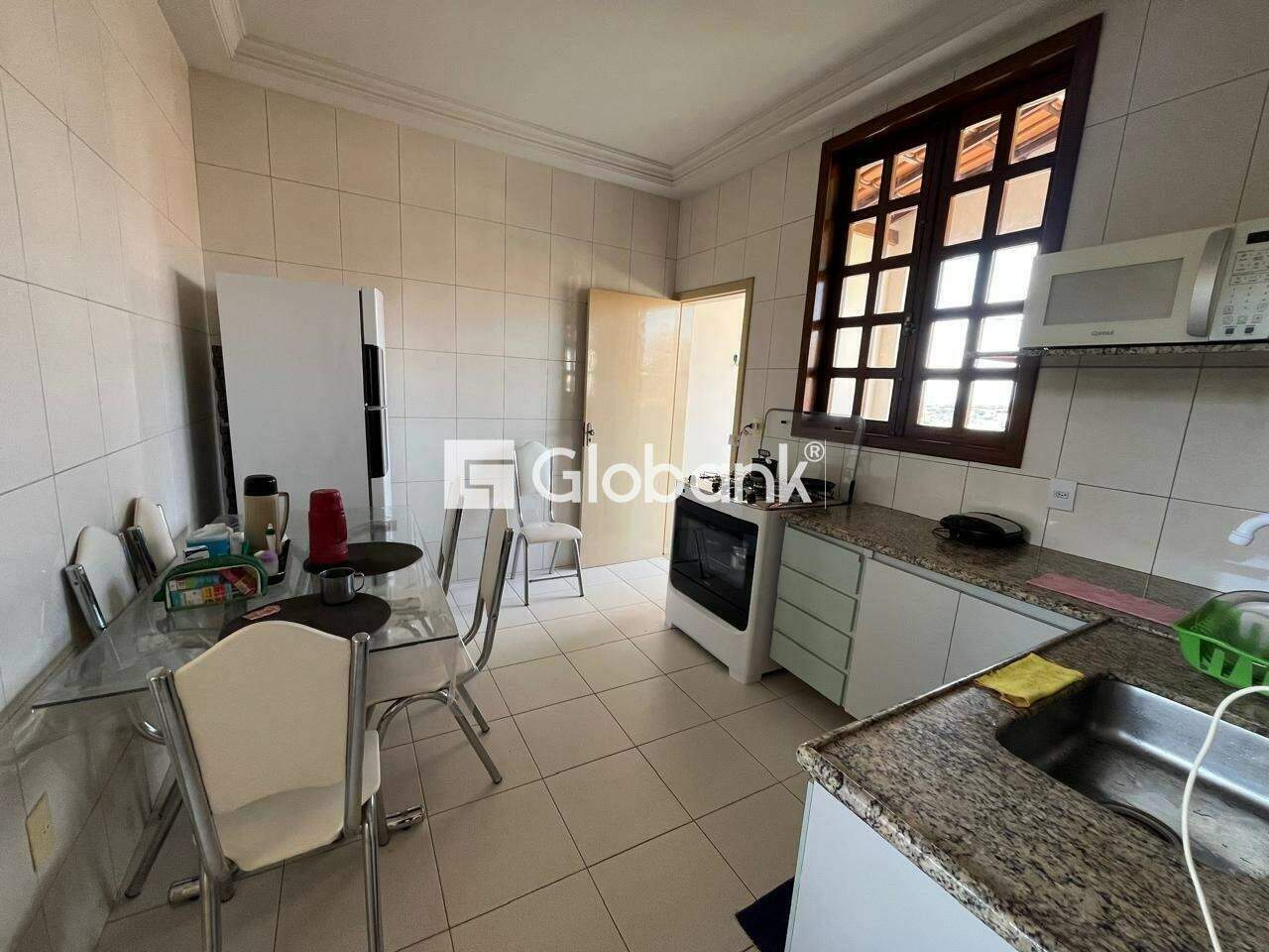 Sobrado 3 quartos à venda Vila Mauricéia 180m² Montes Claros MG: COZINHA COM ARM RIOS