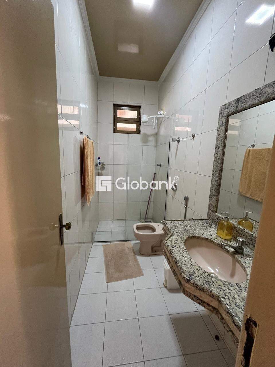 Sobrado 3 quartos à venda Vila Mauricéia 180m² Montes Claros MG: BANHEIRO SOCIAL