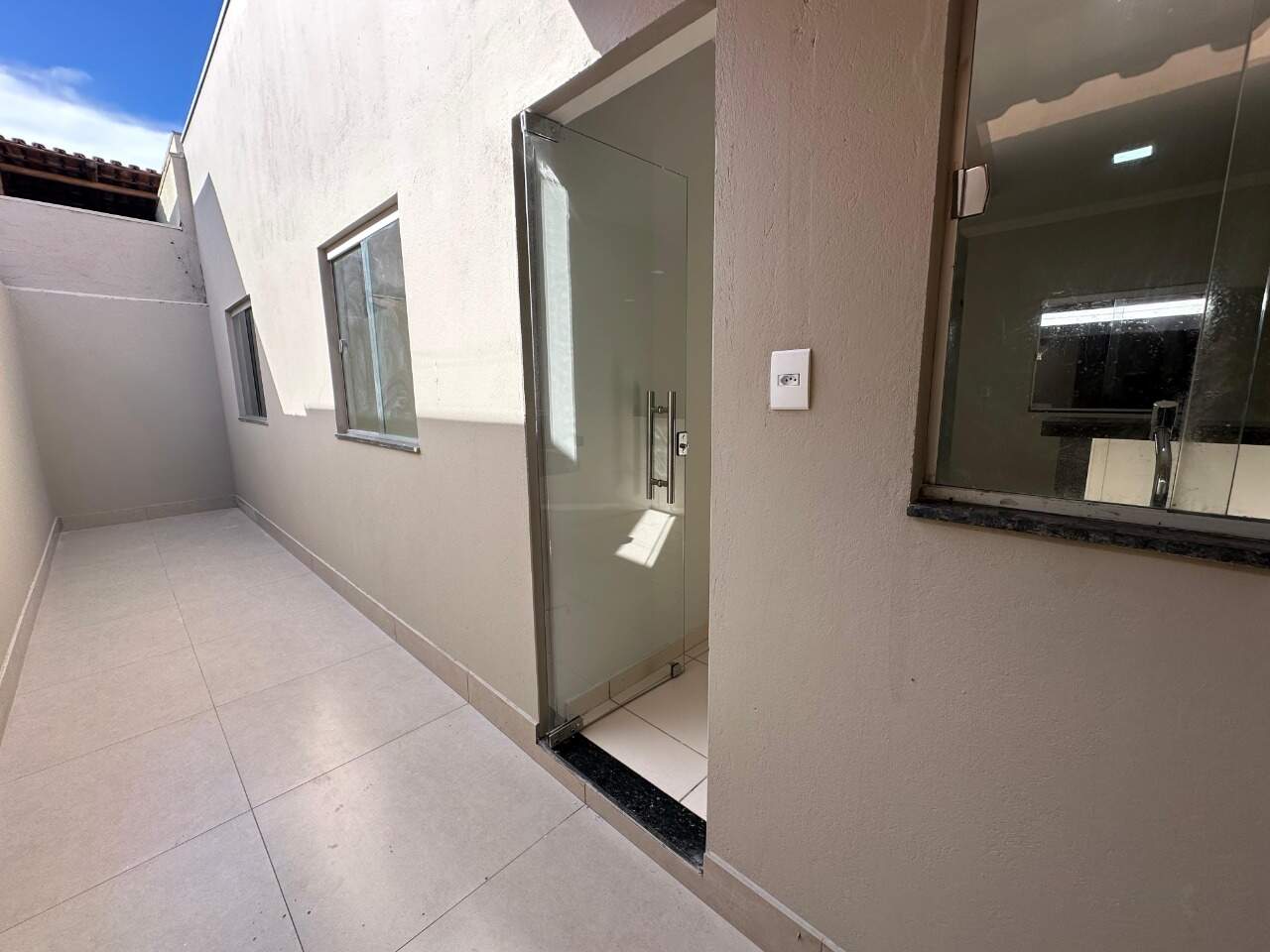 Casa 3 quartos para aluguel Jardim Olímpico 98m² Montes Claros MG: Corredor com  rea de servi o