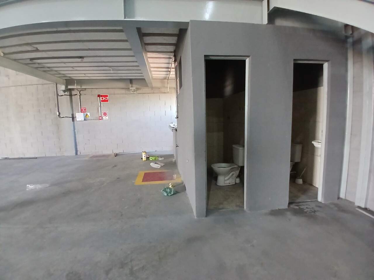Galpão para aluguel Santo Antônio 1.000m² Montes Claros MG: Banheiros