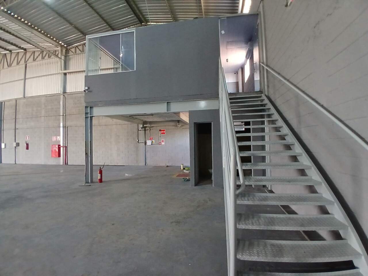Galpão para aluguel Santo Antônio 1.000m² Montes Claros MG: Parte externa escrit rio