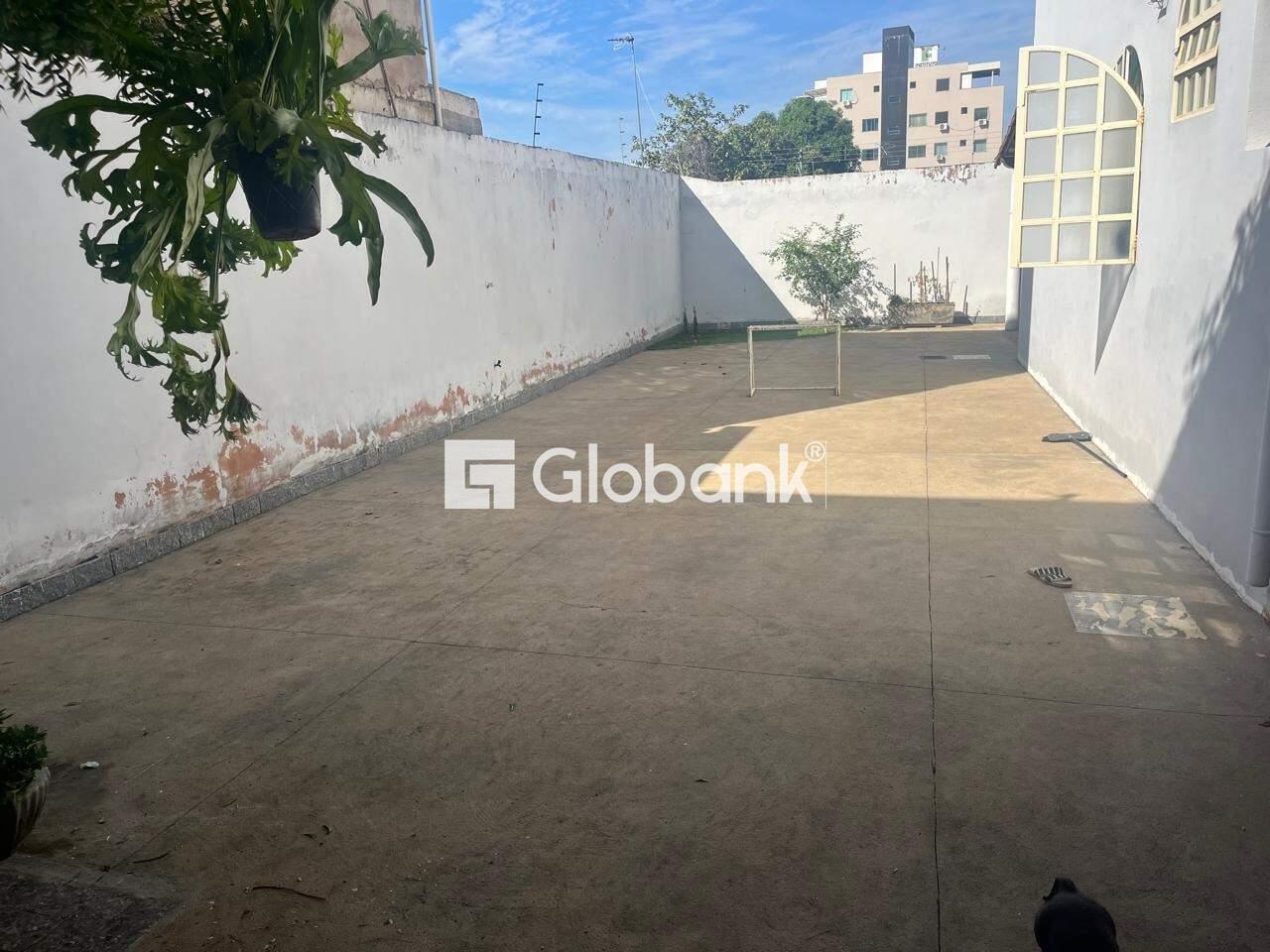 Casa 7 quartos à venda Vila Brasília 408m² Montes Claros MG: QUINTAL