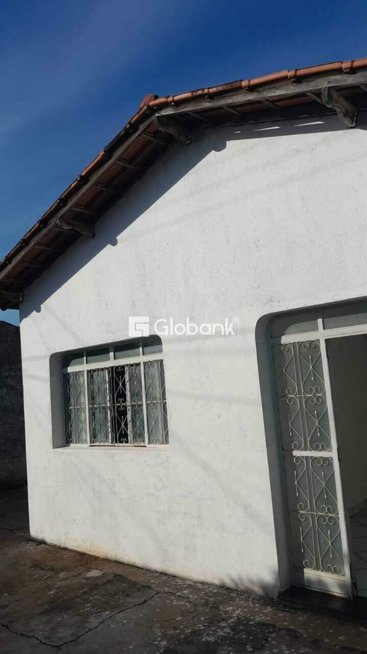 Casa 2 quartos à venda Jadete 110m² Januária MG: 