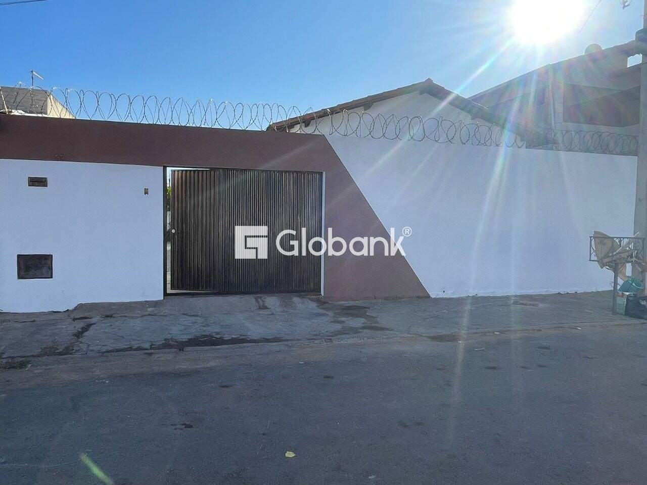 Casa 3 quartos para aluguel Planalto 70m² Montes Claros MG: Fachada