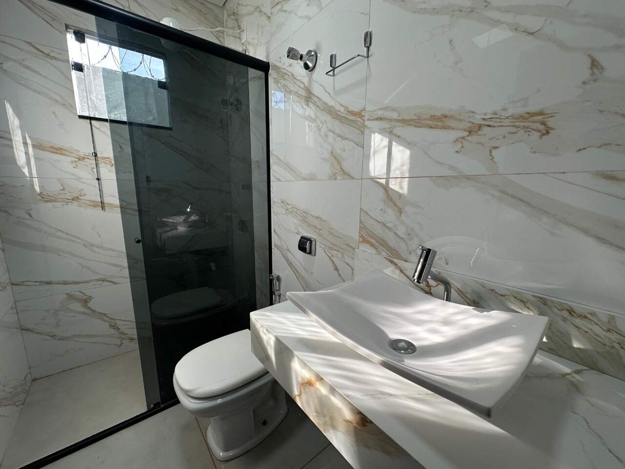 Casa 2 quartos para aluguel Santa Rita I 55m² Montes Claros MG: Banehiro social