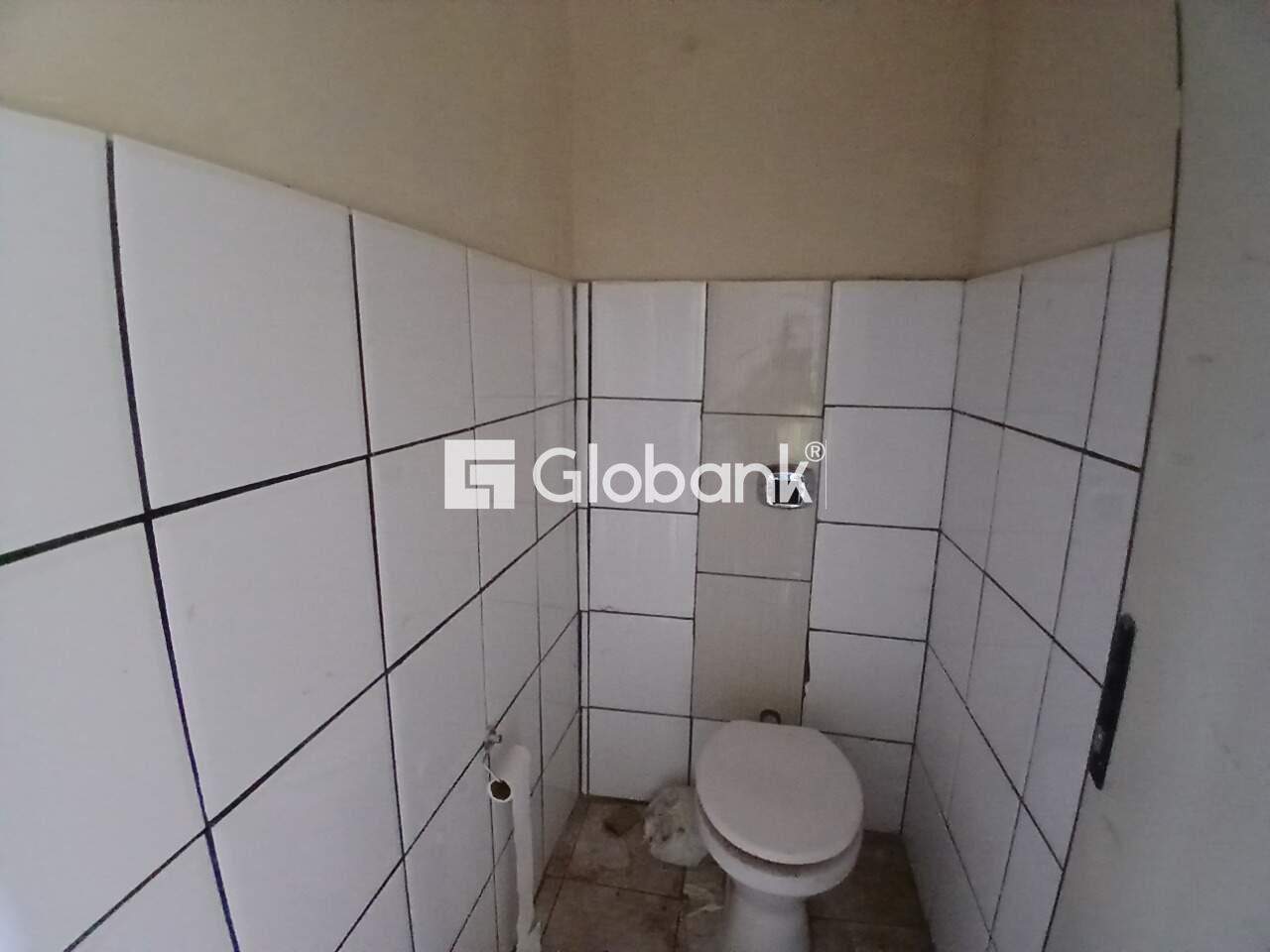 Casa comercial para aluguel Santa Rita I 120m² Montes Claros MG: Banheiros