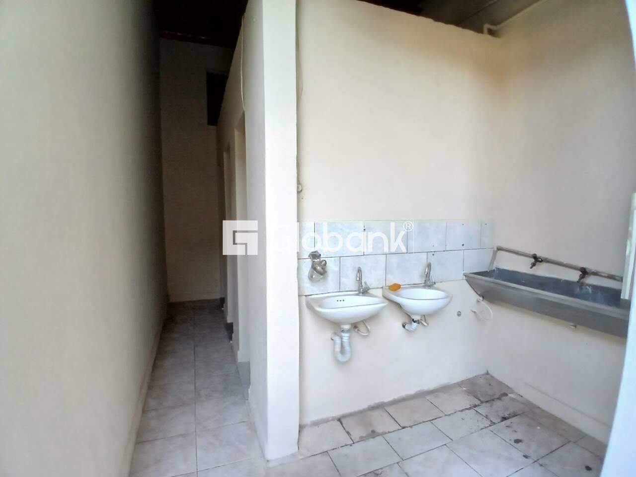 Casa comercial para aluguel Santa Rita I 120m² Montes Claros MG: Lavabos