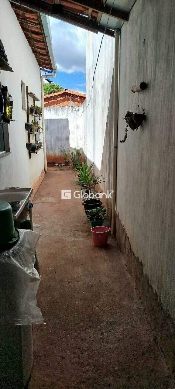 Casa 3 quartos à venda Independência 50m² Montes Claros MG: rea de Servi o