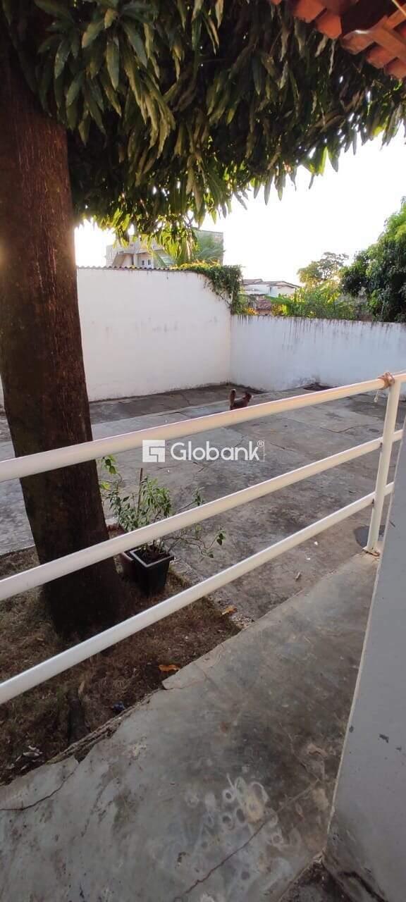 Casa 6 quartos à venda Vila Regina 260m² Montes Claros MG: quintal com p  de manga