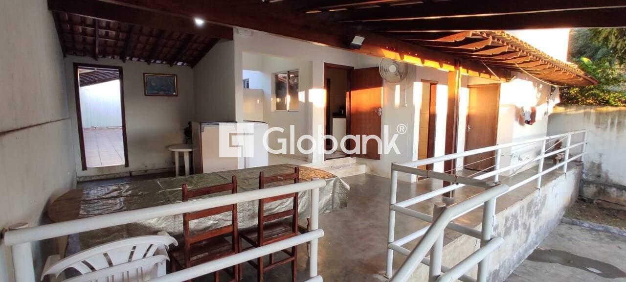 Casa 6 quartos à venda Vila Regina 260m² Montes Claros MG: fundo da casa