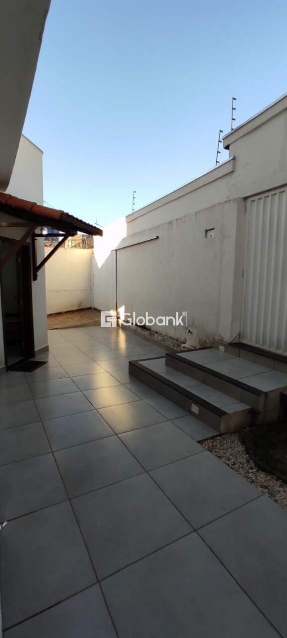 Casa 6 quartos para aluguel Vila Regina 260m² Montes Claros MG: rea da frente