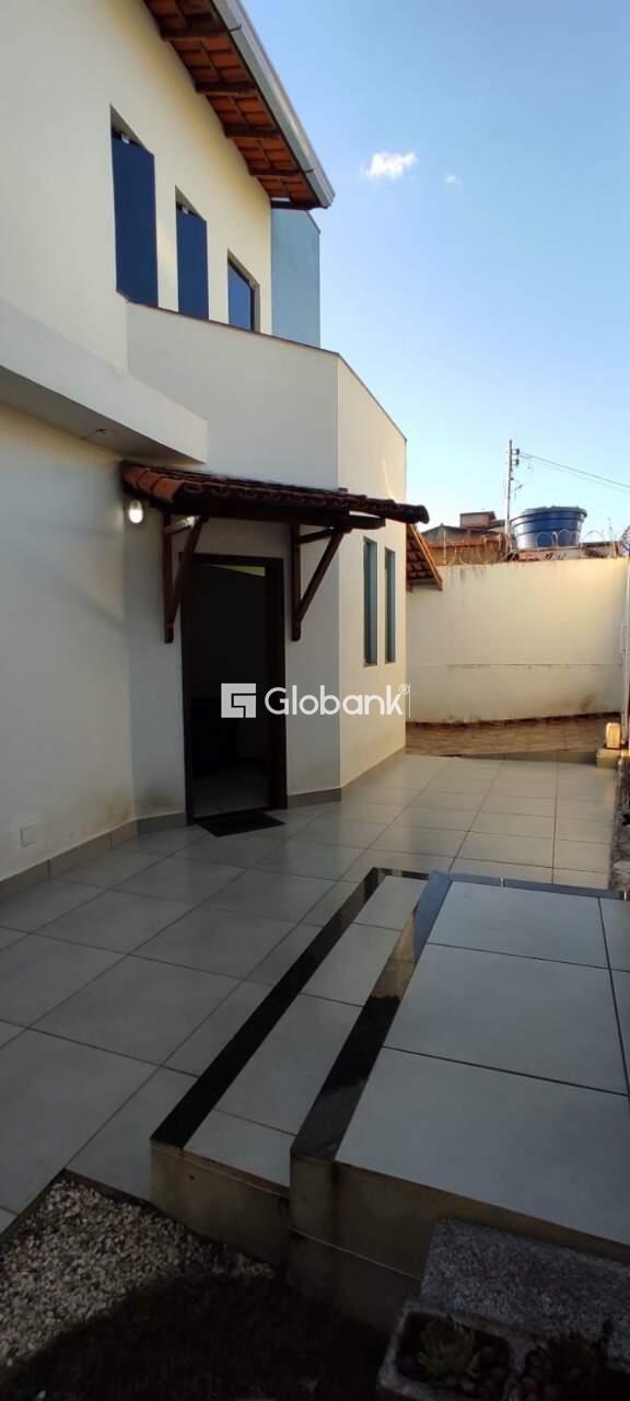 Casa 6 quartos para aluguel Vila Regina 260m² Montes Claros MG: entrada da casa