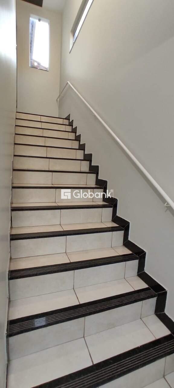 Casa 6 quartos para aluguel Vila Regina 260m² Montes Claros MG: escada