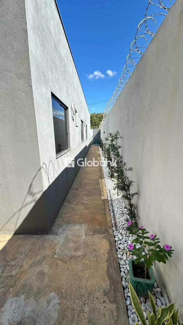 Casa 3 quartos à venda Alcides Rabelo 150m² Montes Claros MG: Corredor Lateral