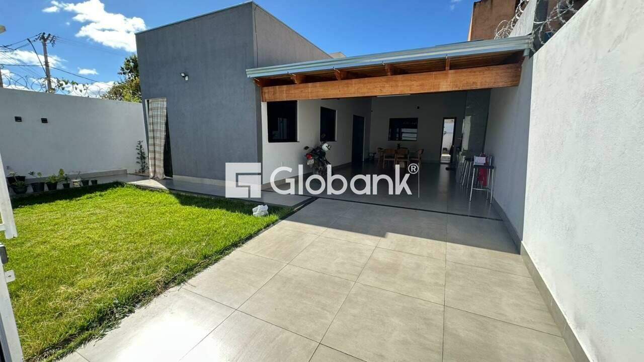 Casa 3 quartos à venda Alcides Rabelo 150m² Montes Claros MG: Garagem