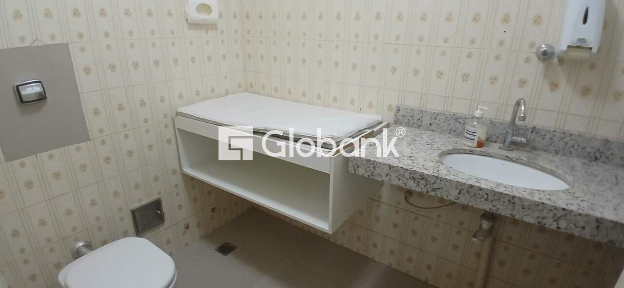 Sala comercial para aluguel Centro 112m² Montes Claros MG: Banheiro 1