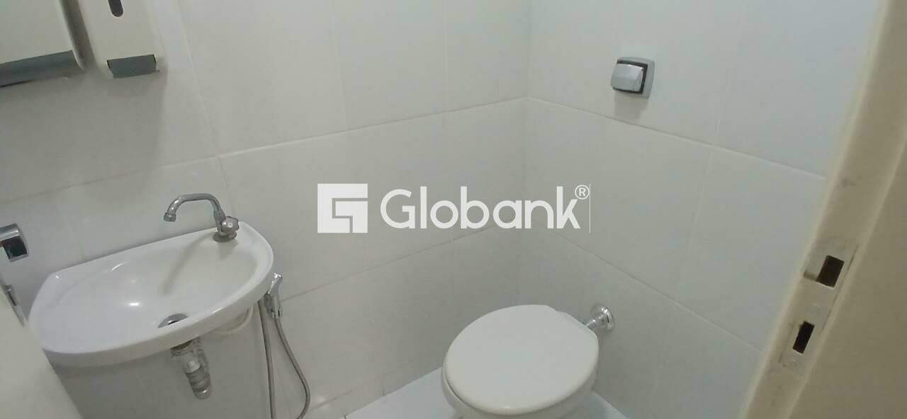 Sala comercial para aluguel Centro 112m² Montes Claros MG: Banheiro 2