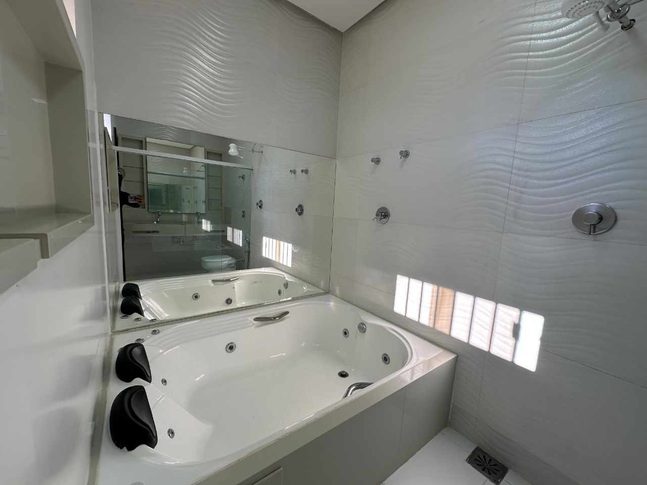 Casa 4 quartos para aluguel Belvedere 200m² Montes Claros MG: Banheira