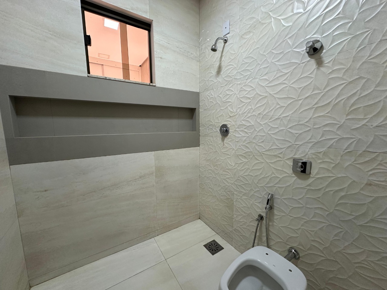 Casa 4 quartos para aluguel Belvedere 200m² Montes Claros MG: Banheiro social