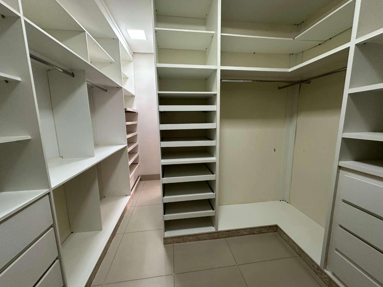 Casa 4 quartos para aluguel Belvedere 200m² Montes Claros MG: Closet